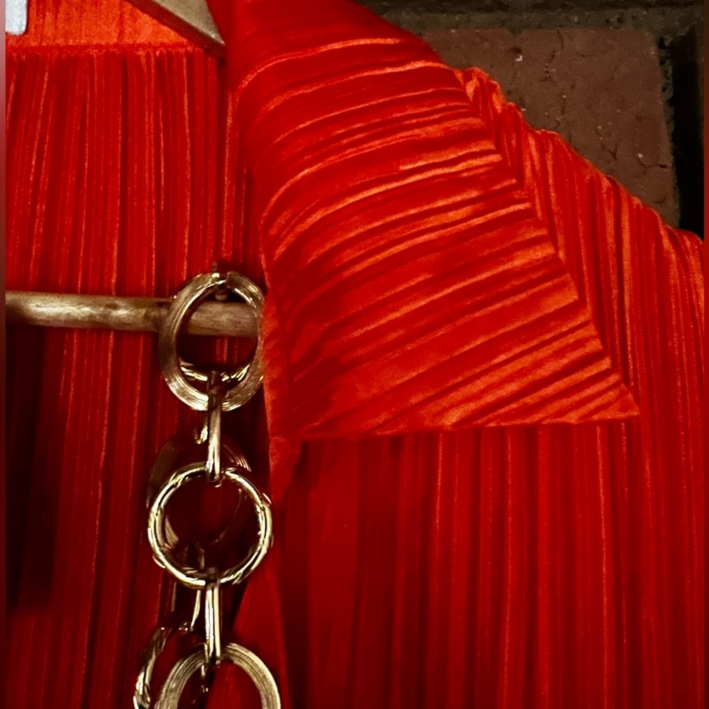 NWT Showpo oversized shirt/dress Orange in Colour with a gold style chain belt - Picture 8 of 9